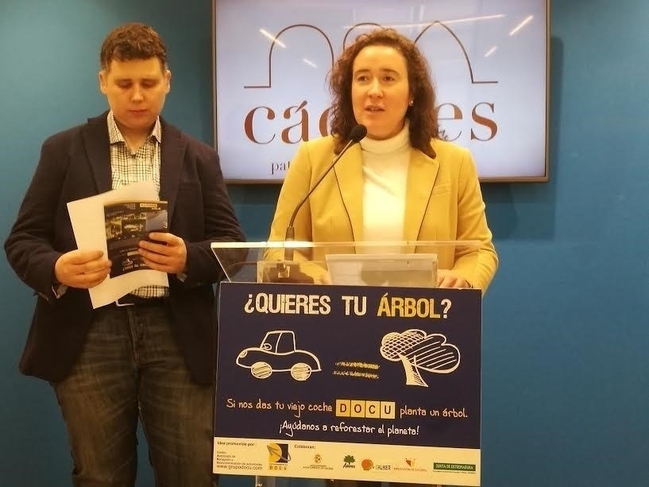 La campaña 'Tu coche por un árbol' espera plantar 185 especies en la zona verde del barrio El Junquillo en Cáceres