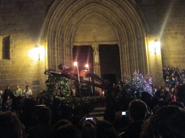El Cristo de la Buena Muerte, el del Humilladero y el Cristo Negro procesionan en Cáceres este Miércoles Santo