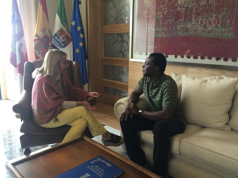 La alcaldesa de Cáceres ofrece su apoyo al maliense Moumine Kone, sobre el que pesa una orden de expulsión