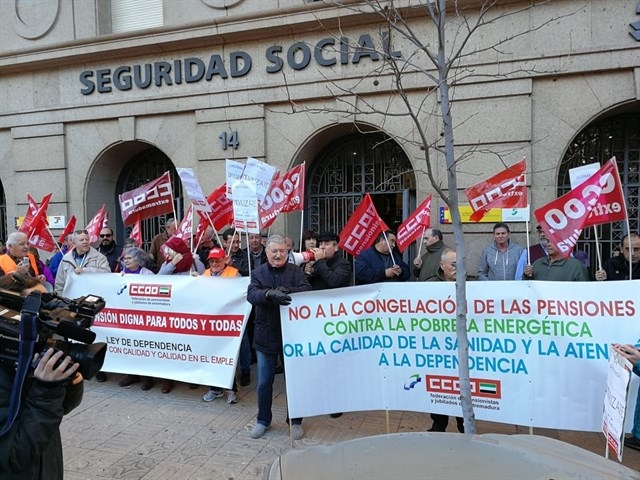 CCOO se concentra en Cáceres para reclamar unas pensiones 