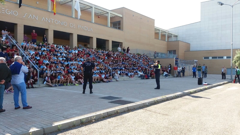 La Unidad Canina de la Policía Local de Cáceres realiza una exhibición para prevenir el consumo de drogas en colegios