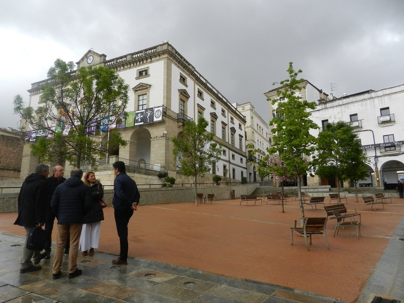 La alcaldesa de Cáceres visita la Plaza de Verano de la Ciudad Monumental