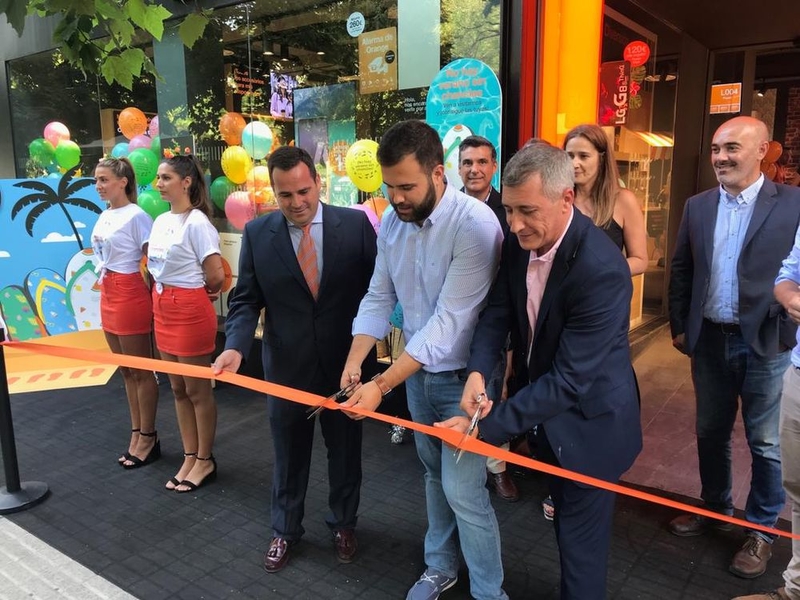 El alcalde Luis Salaya inaugura la nueva Smart Store de Orange en Cáceres