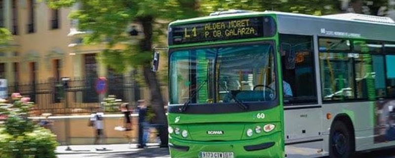 El ayuntamiento pone en marcha una línea de autobús exclusiva para el personal del Hospital Universitario y la Residencia Asistida