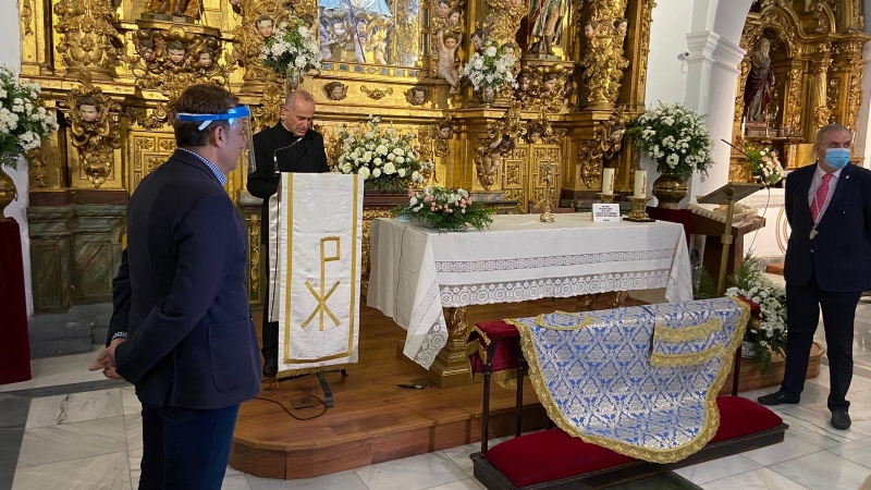 Rotary Cáceres dona a la Virgen de la Montaña un manto con los colores azul y amarillo 