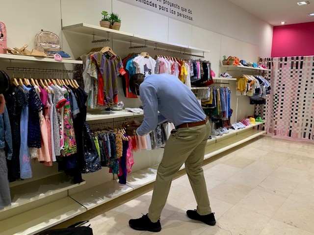 C ritas de C ceres abre una tienda de ropa de segunda mano y de