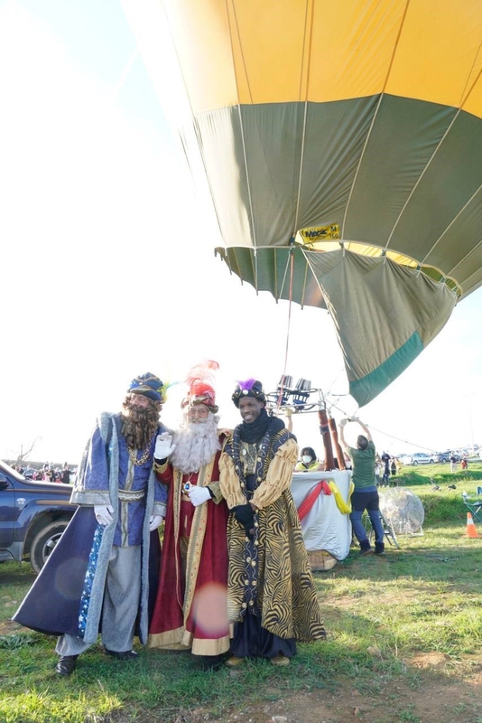 Los Reyes Magos llegaron a Cáceres en globo y finalizarán los últimos tramos de la cabalgata en Tuk-Tuk