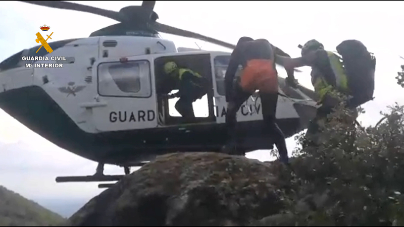 La Guardia Civil rescata con la ayuda de un helicóptero a un barranquista accidentado en el paraje Barranco Vadillo de Losar de la Vera