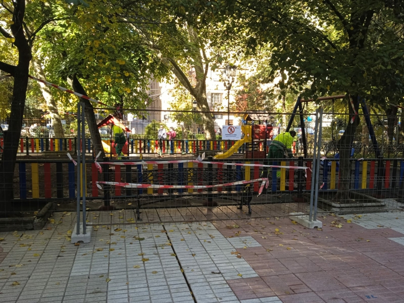 El área de juegos infantiles del Paseo de Cánovas permanecerá cerrada una semana para renovar el suelo de baldosas de caucho