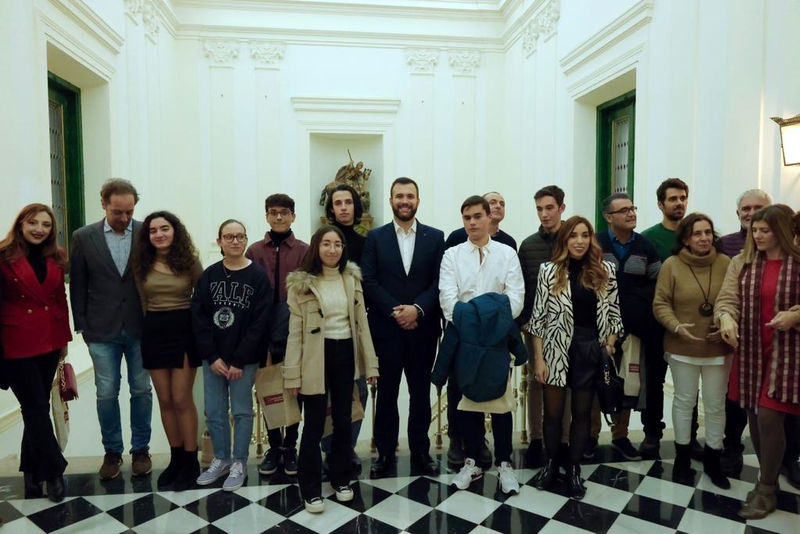 El Ayuntamiento reconoce el esfuerzo del alumnado galardonado por sus expedientes acadmicos
