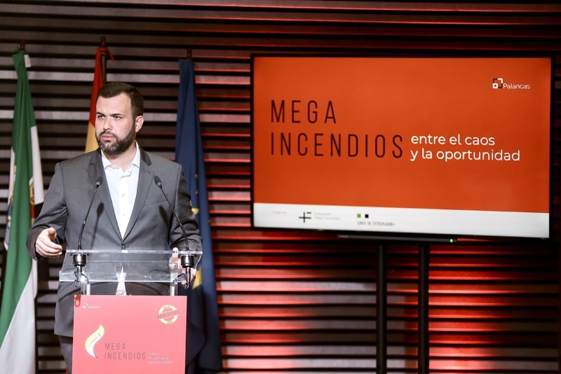 El alcalde Luis Salaya resalta el grave problema que los incendios provocan en el turismo