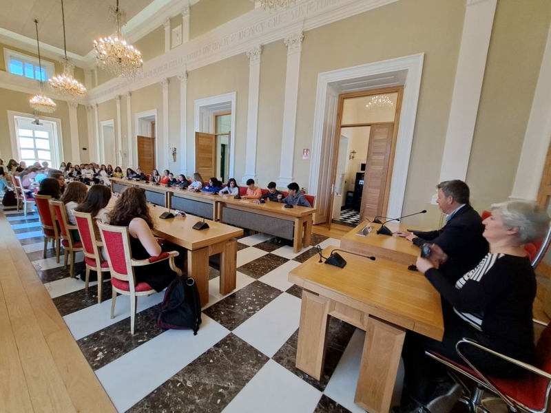 Alumnado de Iowa y alumnado francs de intercambio del IES Norba Caesarina visitan el Ayuntamiento