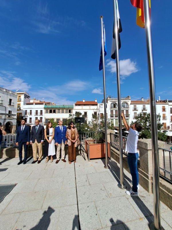Cceres celebra el Da de Extremadura reflexionando sobre su futuro y reivindicando mejores comunicaciones