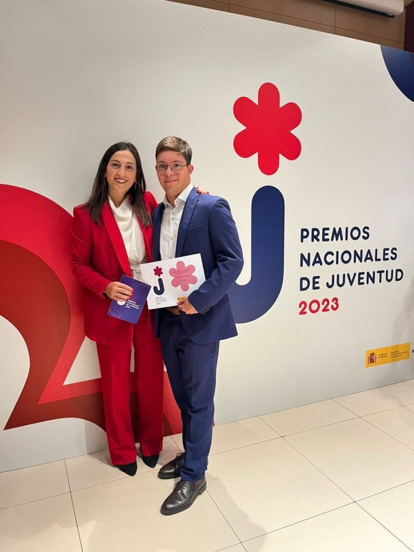 La concejala, Soledad Carrasco, acompaa en Madrid al nadador Guillermo Gracia en la ceremonia de entrega de los Premios Nacionales de Juventud 2023