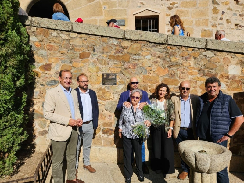 La plaza de San Jorge luce ya una placa honorfica en recuerdo de Antonio Abreu por su implicacin en la rehabilitacin patrimonial de Cceres
