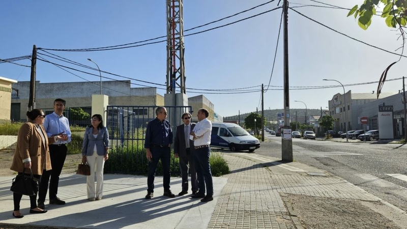 El alcalde de Cáceres visita el Polígono de las Capellanías ante el inminente inicio de la campaña de asfaltado en la zona