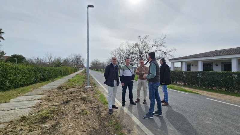 El Ayuntamiento de Cáceres ilumina la principal zona de paseo de Valdesalor
