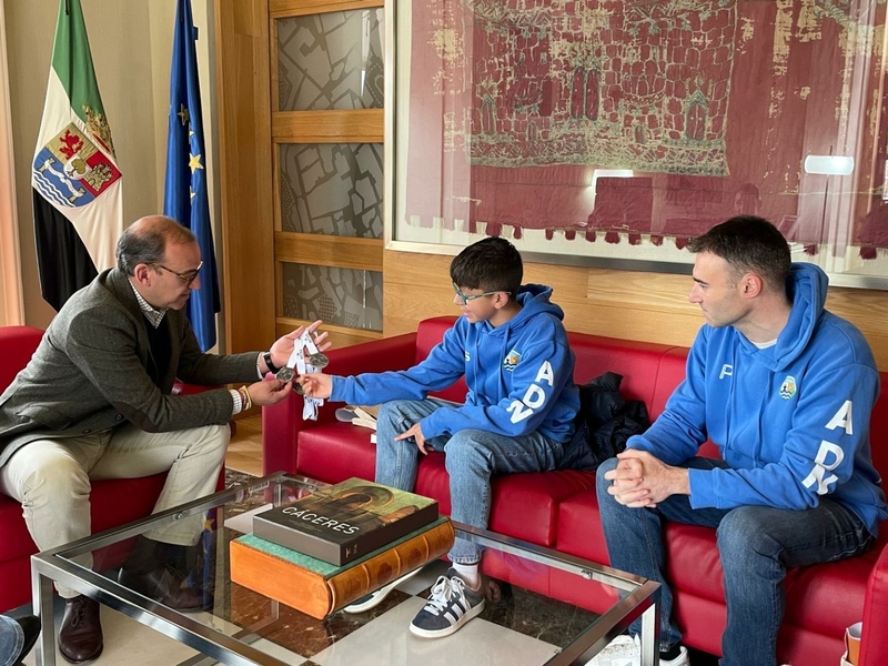 Rafa Mateos recibe al deportista Francisco Guerra, que ha batido un récord de España y conseguido tres medallas en salvamento y socorrismo