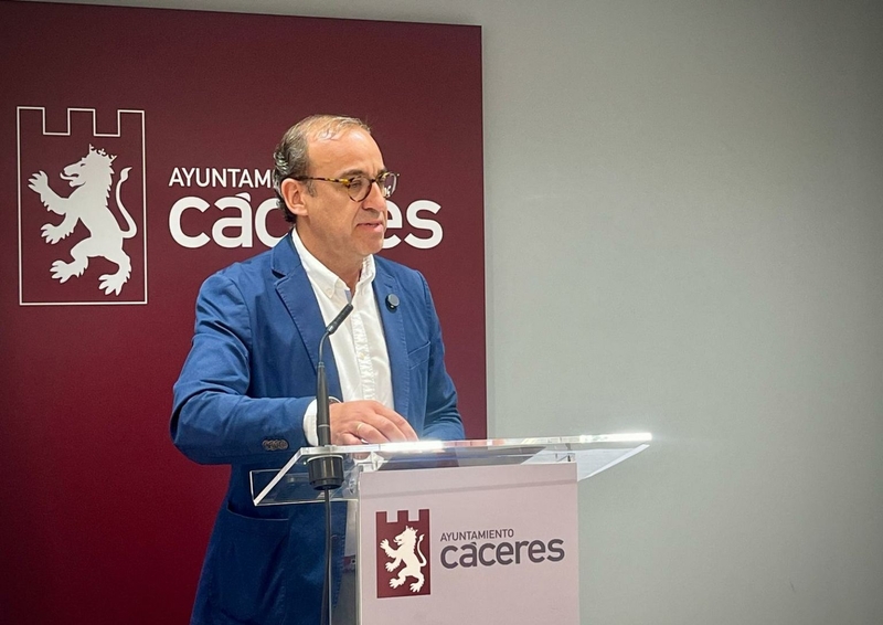 El Ayuntamiento de Cáceres recurre la orden de retirada de la Cruz porque no se ajusta a derecho y solicita su suspensión cautelar