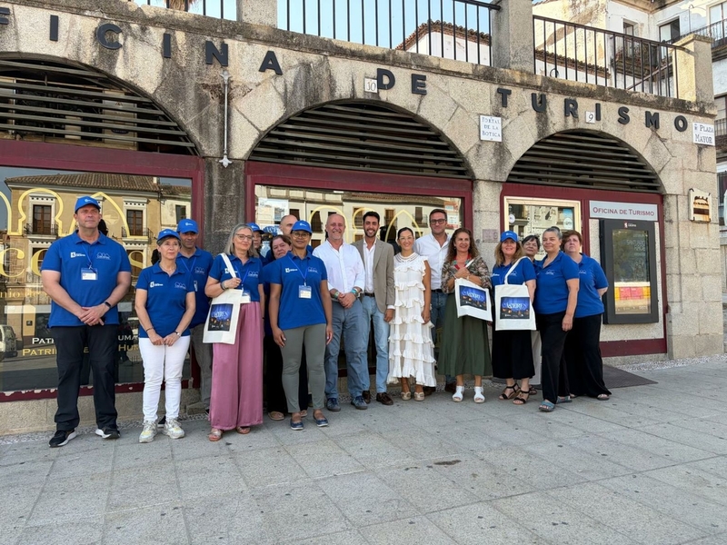 Nuevos uniformes e imagen renovada para reforzar la promoción turística de Cáceres 
