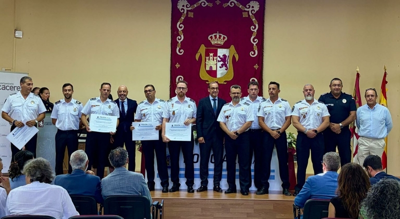 El Ayuntamiento reconoce la profesionalidad y dedicación de 60 policías locales de Cáceres que participaron en 18 actuaciones destacadas 