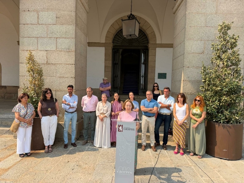 El Ayuntamiento de Cáceres muestra su repulsa por los asesinatos de mujeres víctimas de la violencia machista