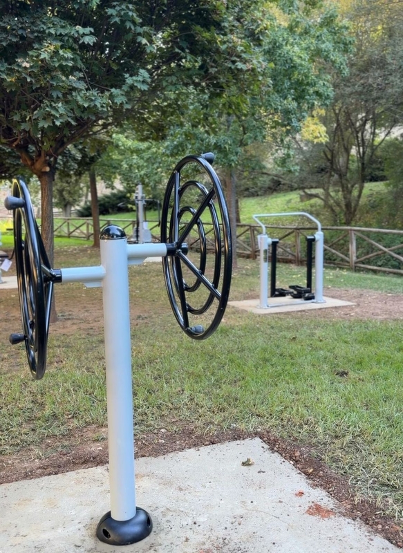 El Ayuntamiento instala nuevos equipos de ejercicio en el área biosaludable del Parque del Príncipe