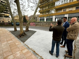 El ayuntamiento mejora el acerado de la Calle Viena y de su conexión con la Avenida Virgen de Guadalupe, que no cumplía las normas de accesibilidad