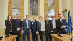 El alcalde de Cáceres recibe a una delegación de empresarios de Polonia para impulsar lazos comerciales