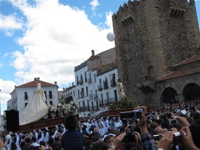 El encuentro del Cristo Resucitado y la Virgen de la Alegría pone punto y final a las procesiones de Cáceres