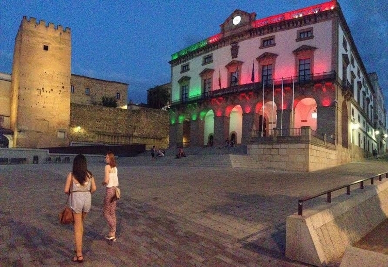 Cáceres apoya a las víctimas del incendio de Portugal iluminando la fachada del ayuntamiento con la bandera lusa