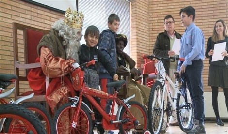 La Asociación Reyes Magos de Cáceres regala bicicletas a niños 