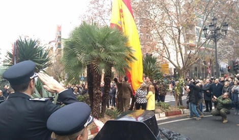 Cáceres ya luce una gran bandera nacional en la avenida de España como símbolo de unidad