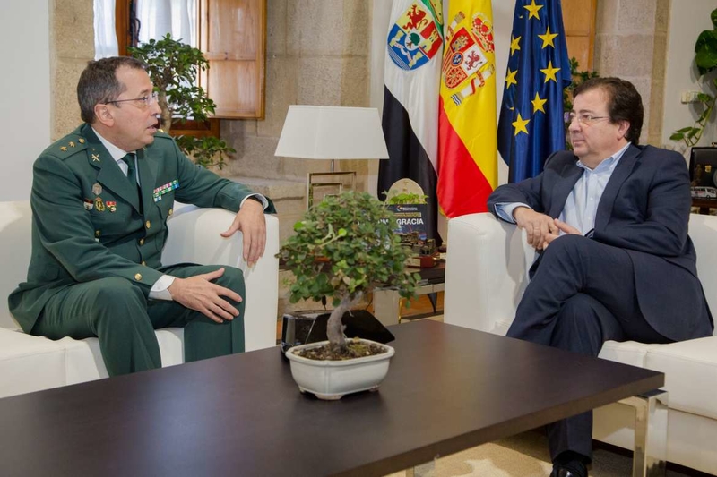 Fernández Vara recibe a José Andrés Campón, nuevo jefe de la Comandancia de la Guardia Civil de Cáceres