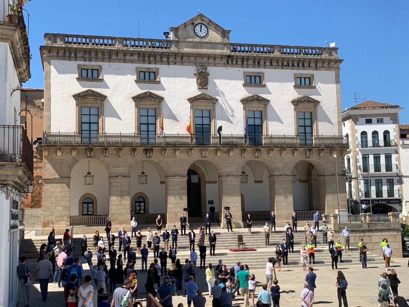 El Ayuntamiento de Cáceres guarda un minuto de silencio en recuerdo de todas las personas fallecidas