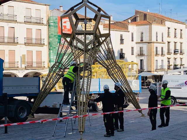 Una estrella de 12 metros en 3D en el Arco de la Estrella sustituirá al tradicional árbol de Navidad en la Plaza Mayor de Cáceres