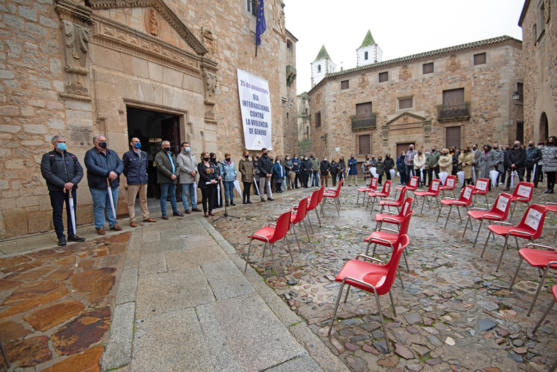 Cuarenta sillas vacías recuerdan en la Plaza de Santa María de Cáceres a las mujeres asesinadas a manos de sus parejas