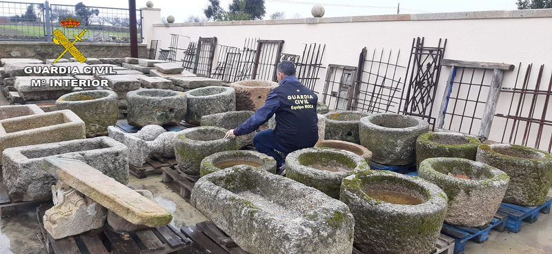 La Guardia Civil localiza diez pilas de granito del siglo XVIII, sustraídas en Monroy, y detiene al presunto autor del robo