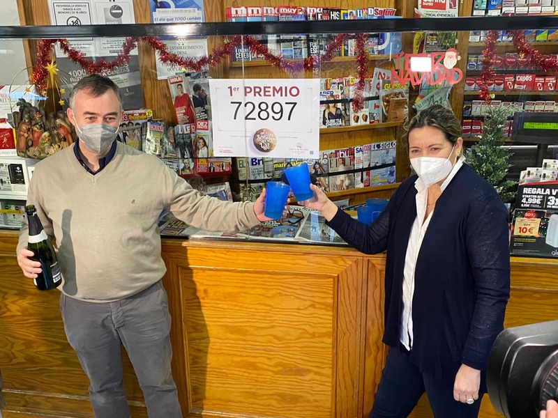 El Gordo de la Lotería de Navidad deja 400.000 euros en un décimo vendido por máquina en el estanco de Camino Llano