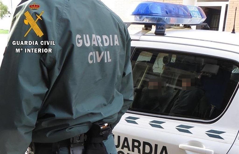 Detienen a un vecino de Coria por hacerse pasar por Guardia Civil y cobrar multas de 100 euros a quienes no llevaban mascarilla o la tenían mal puesta