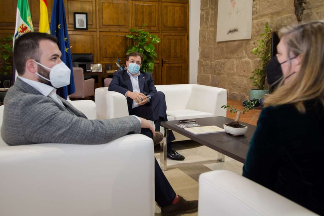 Vara se compromete con el alcalde de Cáceres y la 'Plataforma Salvemos la Montaña' a garantizar un proceso limpio