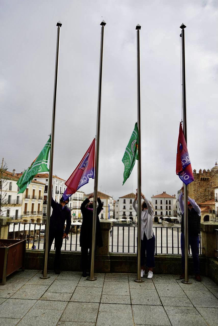  Las banderas del CP Cacereño y el CD Diocesano han sido izadas esta mañana y lucen desde hoy en la fachada consistorial