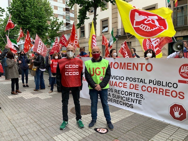 Medio centenar de delegados sindicales de Correos se manifiestan por el 
