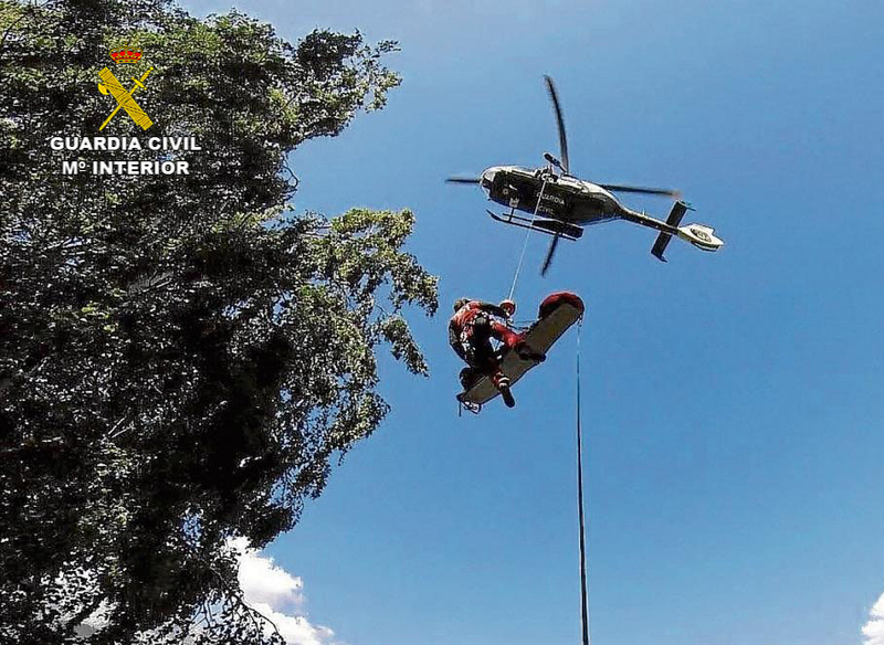 El equipo de Montaña de la Guardia Civil rescata a una senderista accidentada en la Sierra de Gredos con la ayuda de un helicóptero