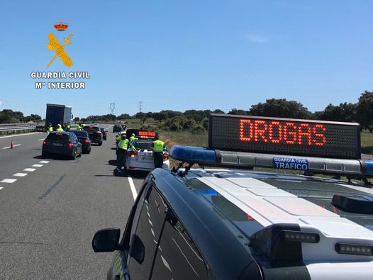 La Guardia Civil investiga a un joven que se dio a la fuga en un control de alcohol y drogas conduciendo en sentido contrario en varias rotondas