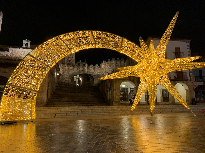 El encendido de las luces y un concierto de la Banda Sinfónica de la Diputación abren este viernes la Navidad en Cáceres