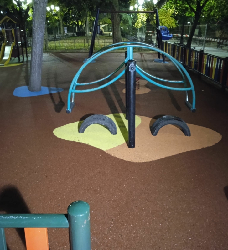 El área de juegos infantiles del Paseo de Cánovas se reabre hoy viernes tras la renovación del suelo de baldosas de caucho