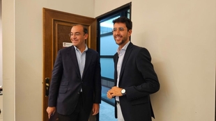 El alcalde, Rafa Mateos, anuncia la bajada del IBI a los ciudadanos de Cáceres, primera medida de la reforma fiscal que se desarrollará en 2024