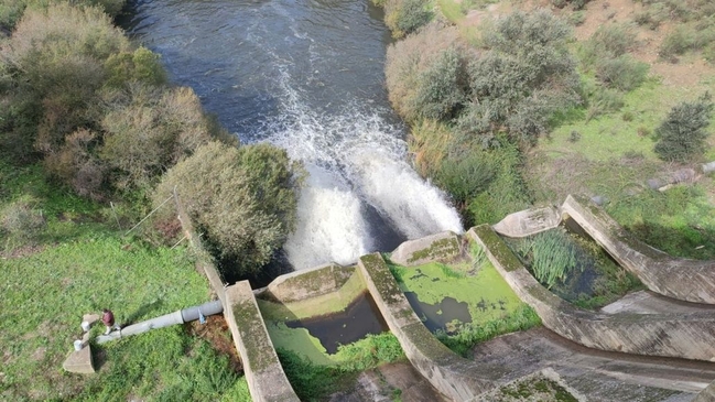El Ayuntamiento de Cáceres desembalsa por primera vez  el pantano del Guadiloba por los nuevos desagües de fondo 