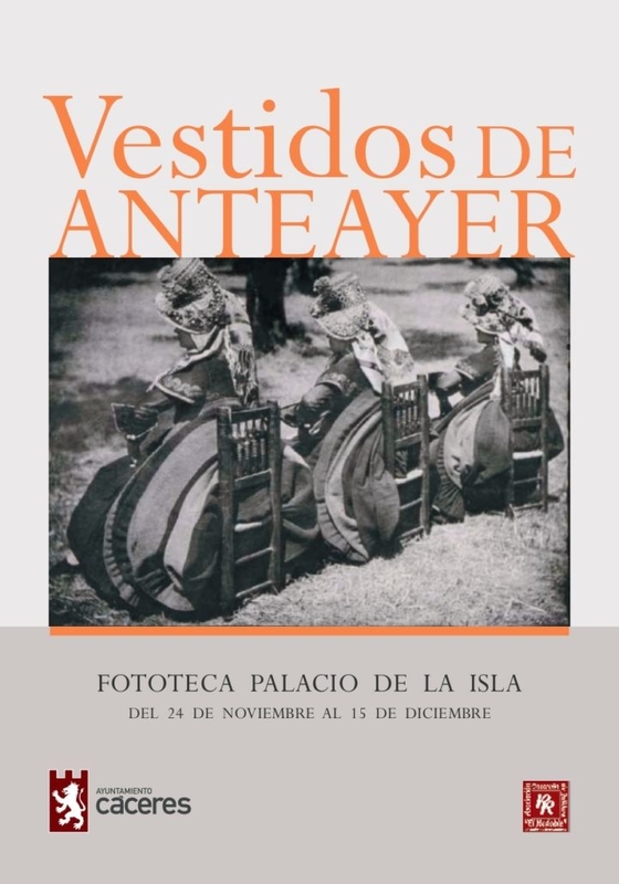 El Palacio de la Isla acoge la exposición “Vestidos de anteayer” con indumentaria tradicional de la asociación “El Redoble”